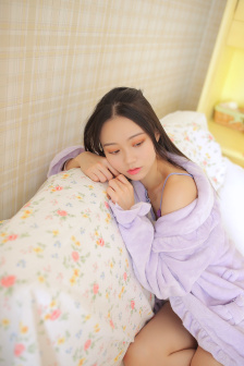 没戴奶罩两个乳头突出来
